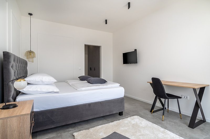 Schlafzimmer Nr. 2 bietet auch einen TV, eine Klimaanlage und einen Balkon mit Meerblick