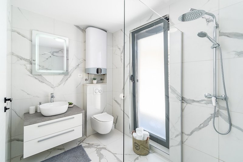 en-suite Badezimmer mit Dusche in Schlafzimmer Nr. 1 mit Kingsize-Bett 180 cm x 200 cm