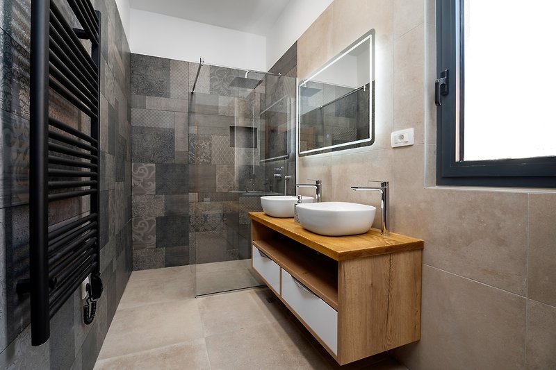 a family bathroom (5,6sqm) with a shower and two sinks
