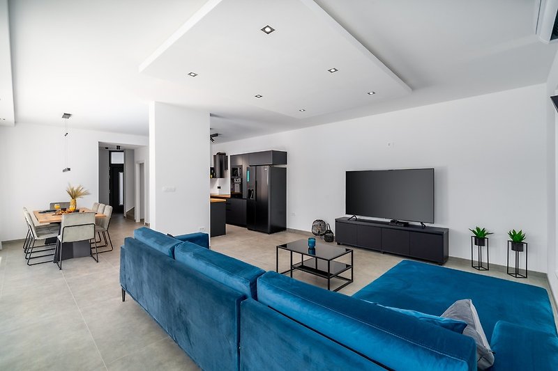 Stilvolles Wohnzimmer mit bequemem Sofa und Fernseher.