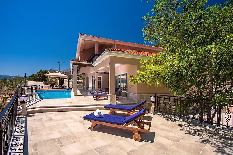 Die Villa befindet sich auf einem 2.000 m² großen Grundstück, nur 500 m vom Strand entfernt