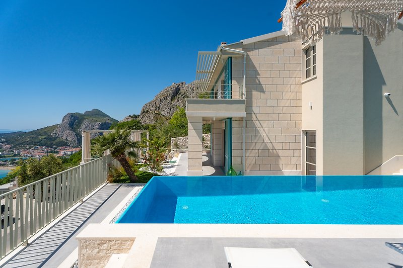 Luxuriöser Pool mit Meerblick und moderner Architektur!