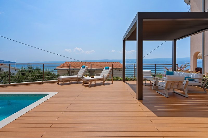 Eine stilvolle Terrasse rund um den Pool.