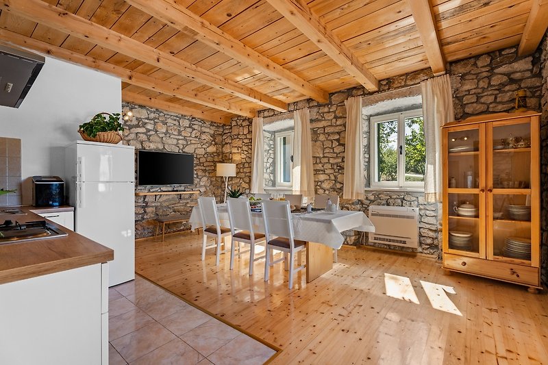 Die erste Etage bietet einen geräumigen und klimatisierten Wohnbereich mit einer voll ausgestatteten Küche