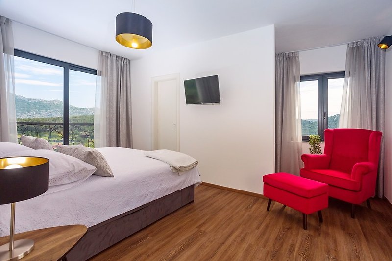 Schlafzimmer Nr. 3 mit Kingsize-Bett 180 * 200 cm, TV, Klimaanlage und begehbarem Kleiderschrank