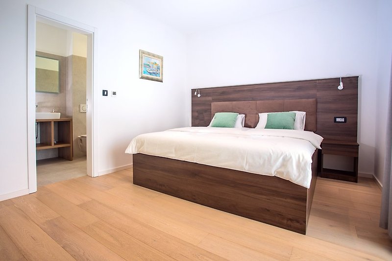 Schlafzimmer Nr. 4 mit Kingsize-Bett 200 cm x 200 cm, en-suite Badezimmer mit Dusche