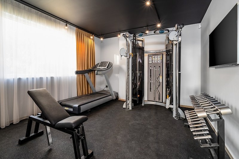 Nebenan befindet sich ein Fitnessstudio mit einem voll ausgestatteten, professionellen Fitnessraum mit Matrix