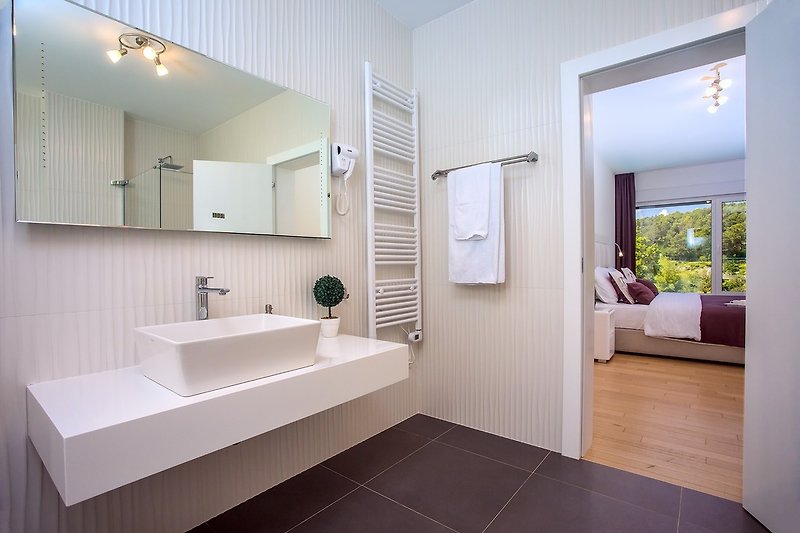 En-suite bathroom with shower in bedroom no2