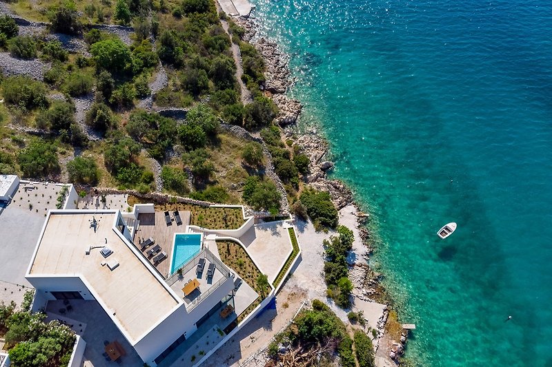 Perfekt gestaltete Villa an der Küste der Bucht Ražanj