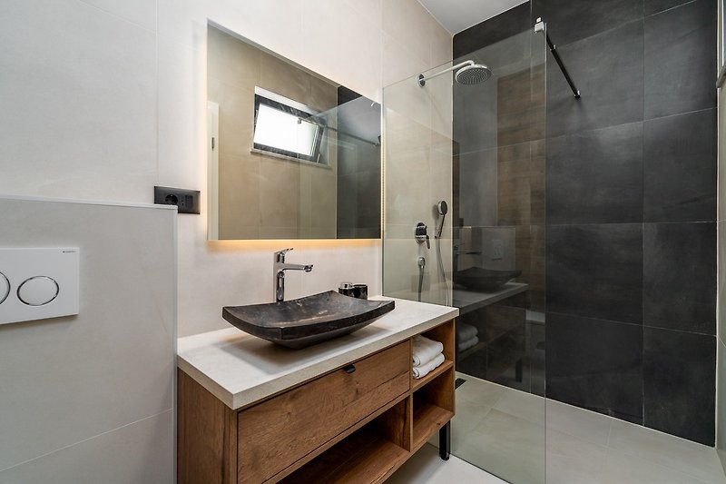  En-suite Bathroom with shower (4,6sqm), and balcony