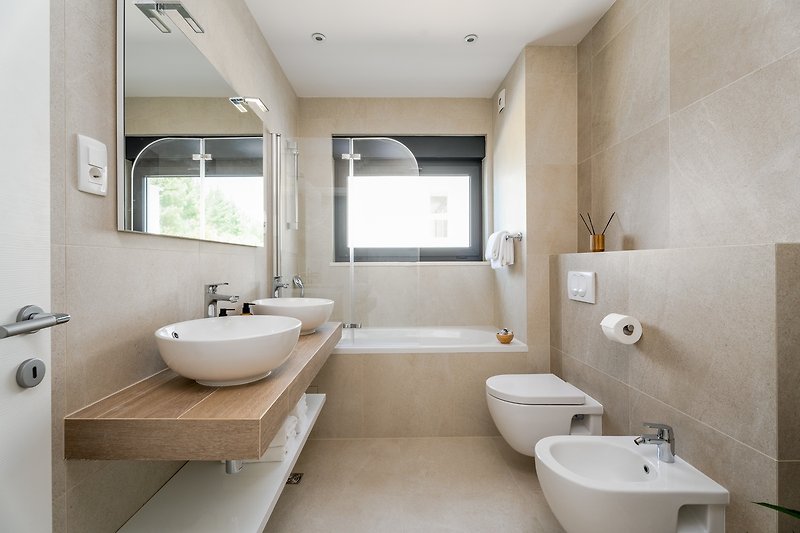 En-suite Badezimmer (6 qm) mit Badewanne und Bidet