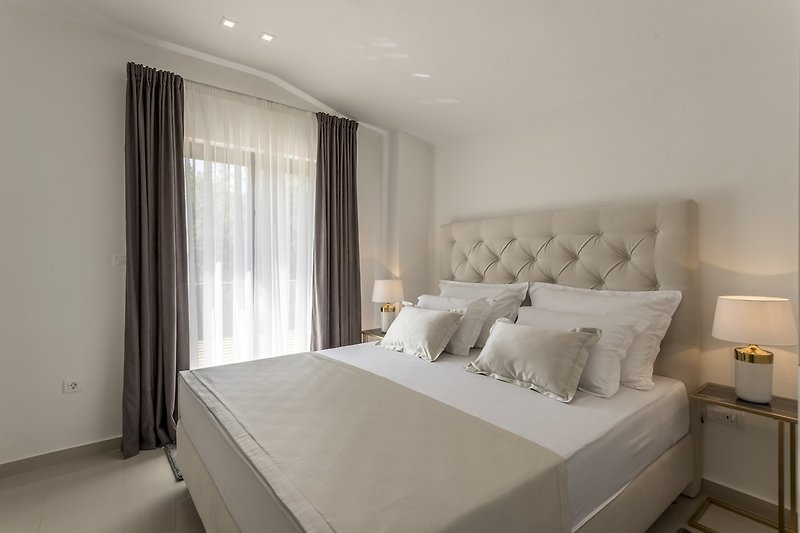 Chambre n° 2 avec lit king-size 180 cm x 200 cm, climatisation, télévision et balcon