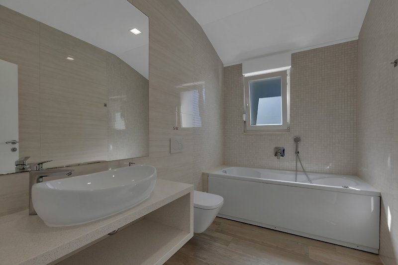 Ein eigenes Badezimmer mit Badewanne, Waschbecken und Toilette