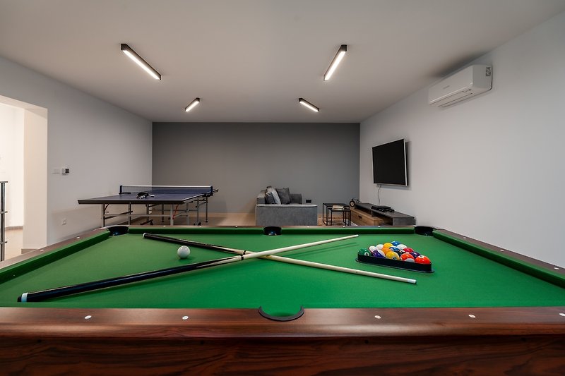 Das Untergeschoss – Park-/Garagenebene – bietet einen klimatisierten und geräumigen, 50 m2 großen Spielbereich mit Billa