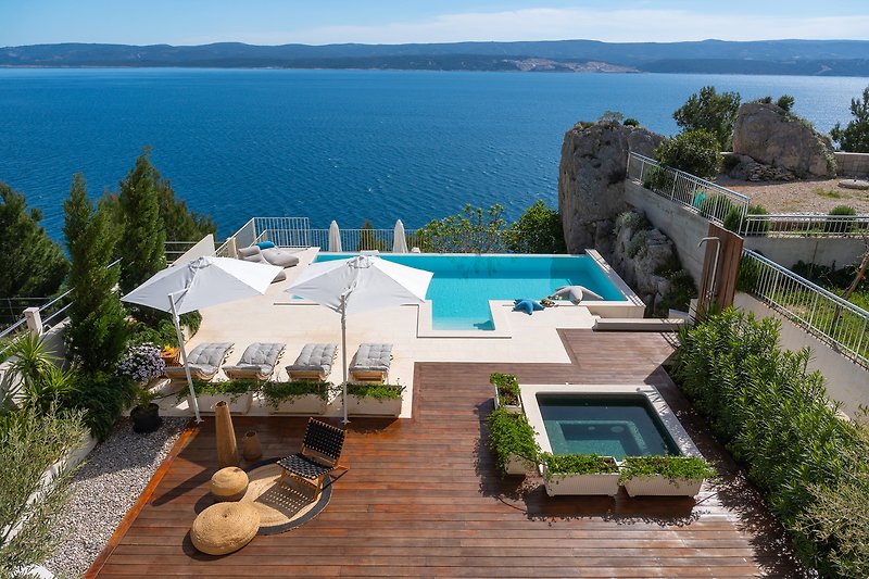 Villa Agata is situated in the village Lokva Rogoznica, within a distance of 600 meters from a picturesque pebble beach