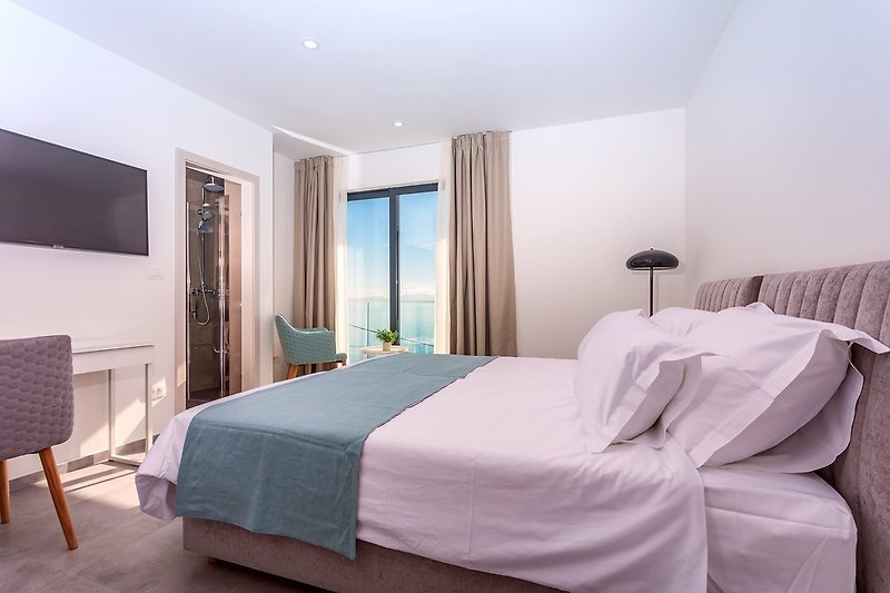 Die erste Etage bietet ein Hauptschlafzimmer Nr. 1 mit Kingsize-Bett 180x200, TV, Klimaanlage, Bad mit Badewanne,