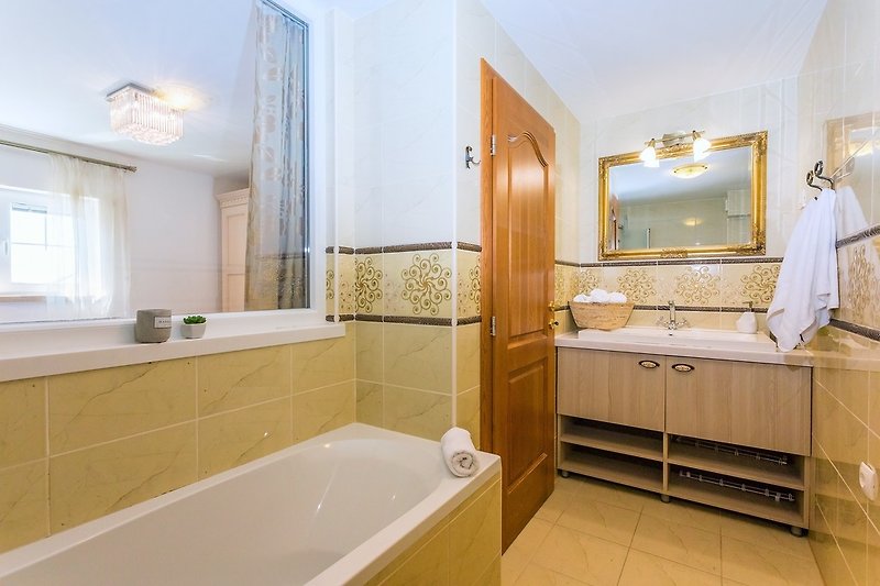 En-suite Badezimmer mit Badewanne im Schlafzimmer Nr. 1 (Poolebene)