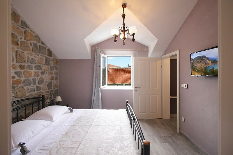 Schlafzimmer Nr. 3 (12 m2) mit einem Kingsize-Bett 180 cm x 200 cm, Klimaanlage, TV