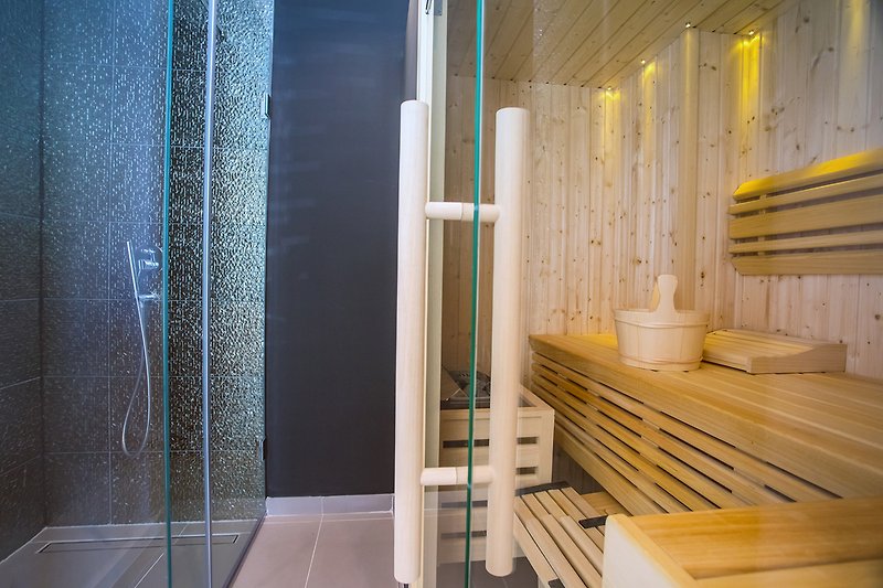 komfortable Sauna mit Dusche