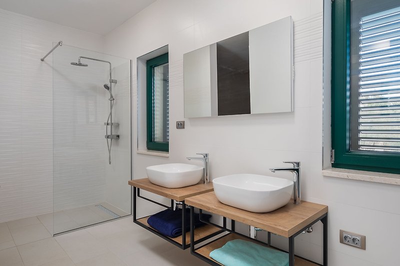 Family Bathroom with a walk-in shower, two sinks and two separate toilets