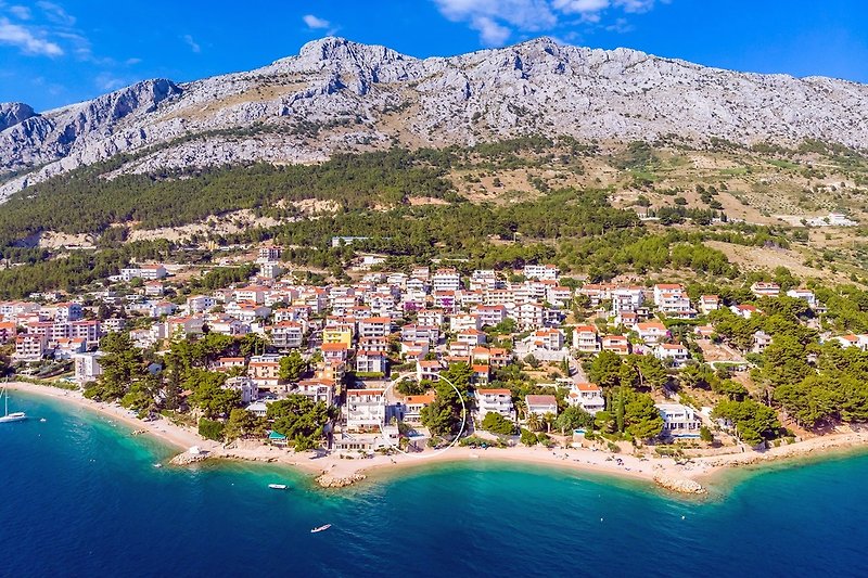 Only 3km from small-town Omiš, a famous tourist place with many restaurants and beautiful beaches,