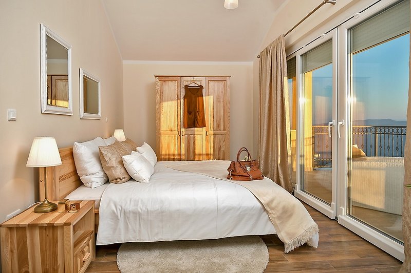 Schlafzimmer Nr. 4 mit Kingsize-Bett 180 cm x 200 cm, Klimaanlage, en-suite Badezimmer mit Dusche und Terrasse mit Meerb
