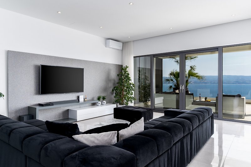 Sehr moderner und komfortabler Wohnbereich mit offenem Meer- und Poolblick