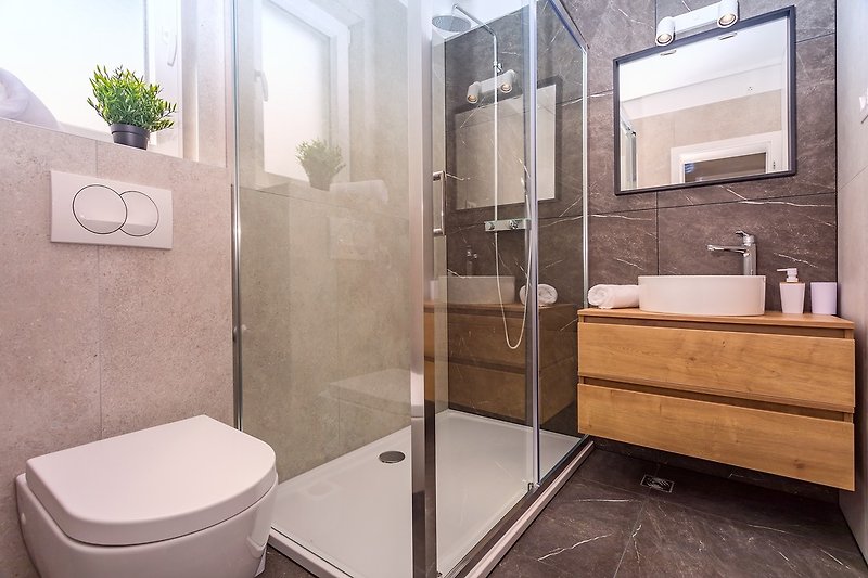 Ensuite bathroom No1 with a shower (Bedroom No1)