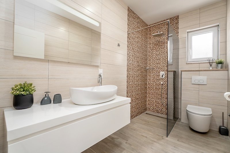En-suite bathroom with shower in Bedroom No1
