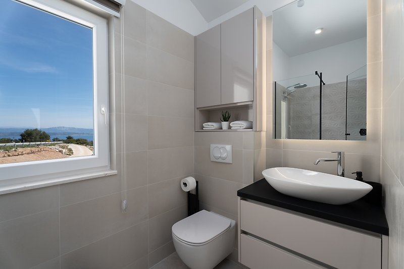 En-suite Badezimmer mit Dusche und Meerblick