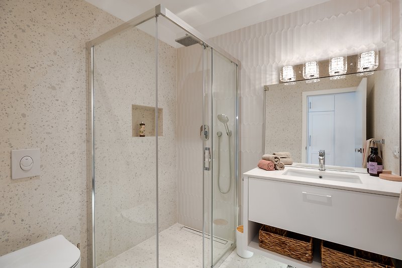 En-suite Badezimmer mit Dusche, Handtücher werden gestellt