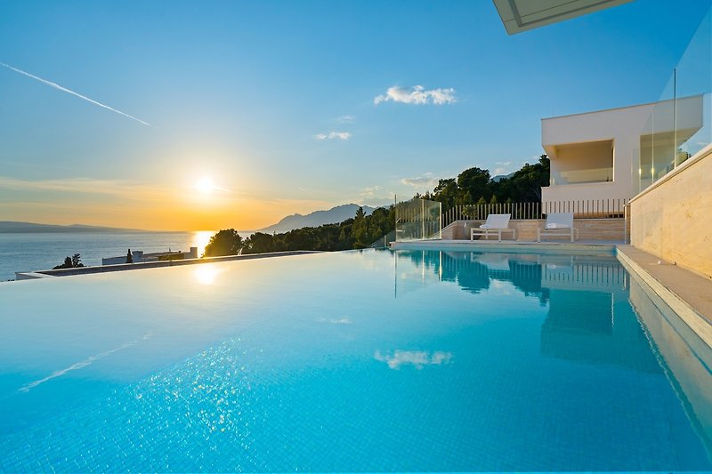 Die Villa ist tadellos in einem modernen und luxuriösen Stil mit einem atemberaubenden Meerblick ausgestattet