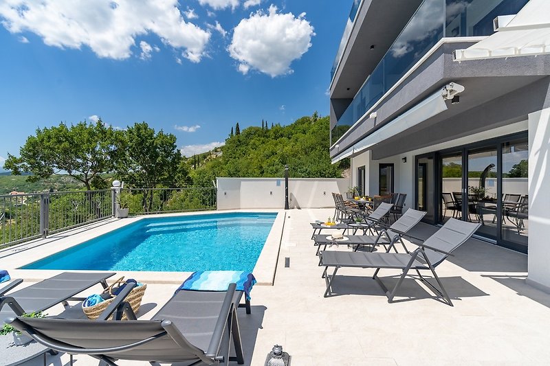 Villa Neda ist eine neu erbaute Villa mit 3 Schlafzimmern, die einen beheizten 30 m² großen Pool mit Hydromassage