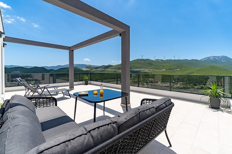 Eine Terrasse (50 m²) mit Lounge-Ecke und herrlichem Blick auf die Naturlandschaft und den Fluss Cetina