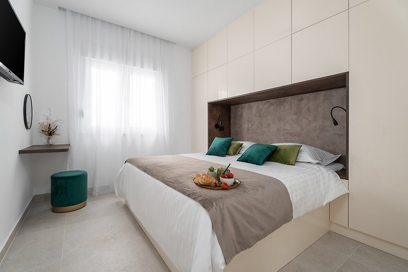 Ein Schlafzimmer Nr. 2 mit einem Kingsize-Bett 180 cm x 200 cm, einem Fernseher und einer Klimaanlage