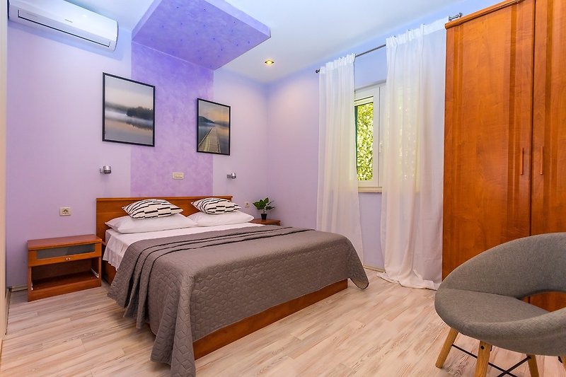 Schlafzimmer NO2 mit Doppelbett 160 x 200, TV, en-suite Badezimmer mit Dusche