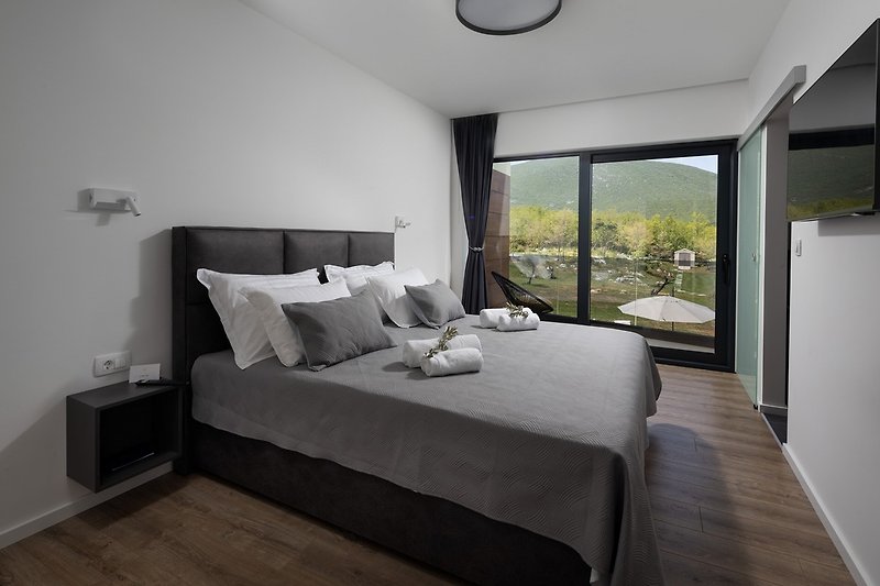 Schlafzimmer Nr. 2 mit einem Kingsize-Bett (180 cm x 200 cm), Klimaanlage, TV und eigenem Bad mit Dusche