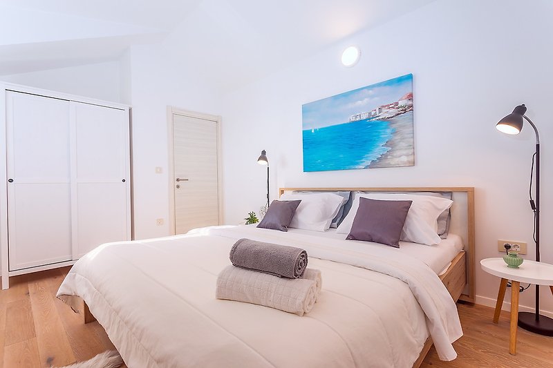 Schlafzimmer Nr. 1 mit Kingsize-Bett 180 cm x 200 cm, Klimaanlage und Fernseher