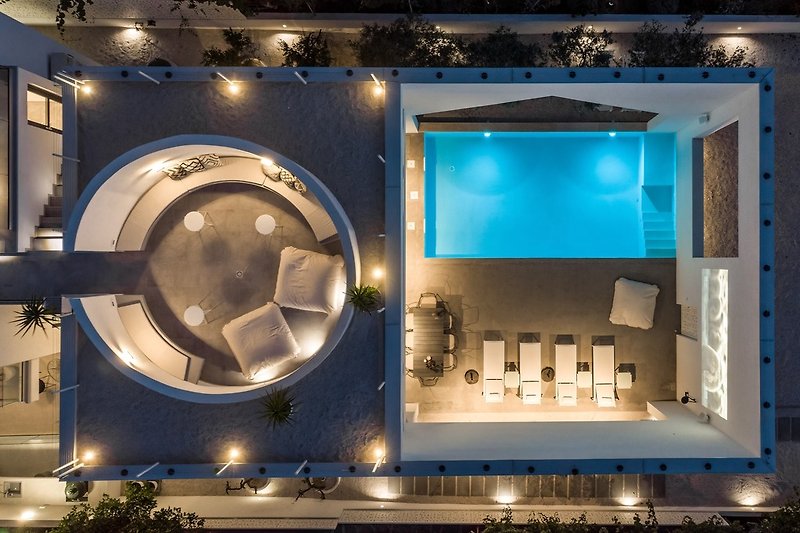 The luxury and contemporary architectural design of Villa Altabianca, with opened white walls surrounding the pool area 