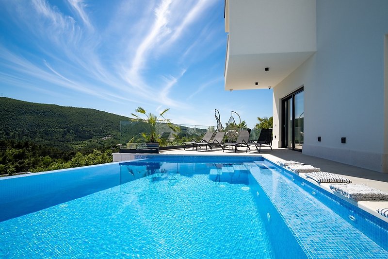 Infinity, heated pool with spectacular panoramic views