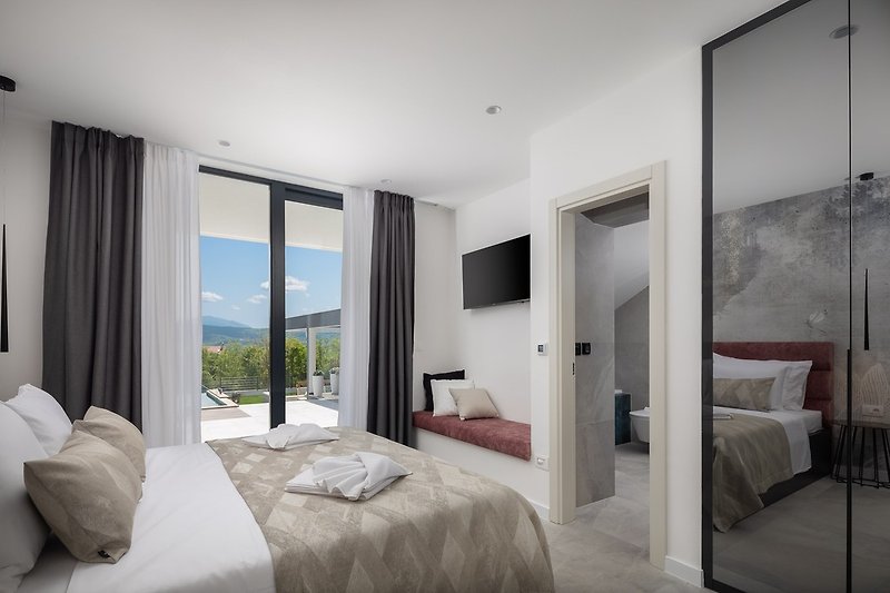 Schlafzimmer Nr. 3 (17,5 m²) mit Kingsize-Bett 180 cm x 200 cm, Klimaanlage, TV, en-suite Badezimmer (4 m²) mit Dusche