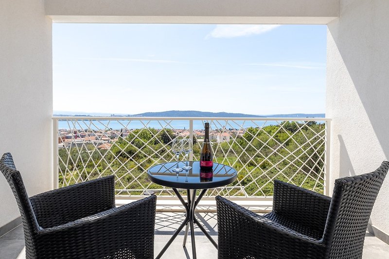 Balkon mit Gartenmöbeln, Meerblick und Blick auf die Stadt Split