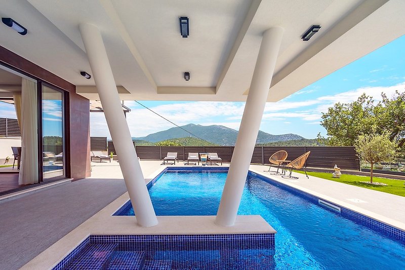Neue und stilvolle Villa Bruna mit 32 m² beheiztem Pool, Sauna, Billard und Medienraum
