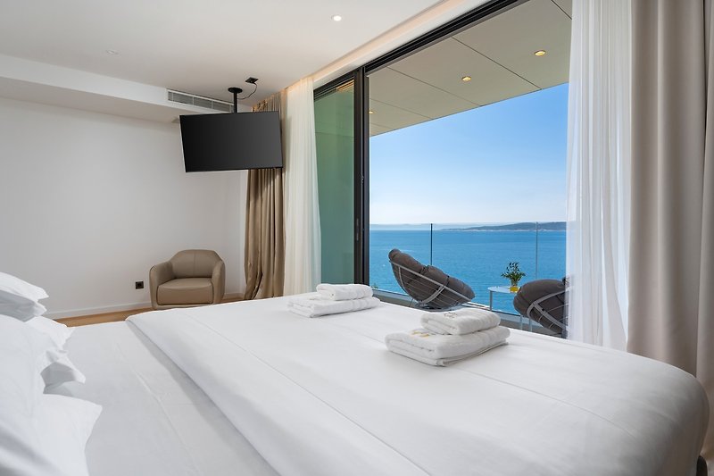 Schlafzimmer Nr. 2 bietet einen atemberaubenden Meerblick und eine Terrasse mit Gartenmöbeln