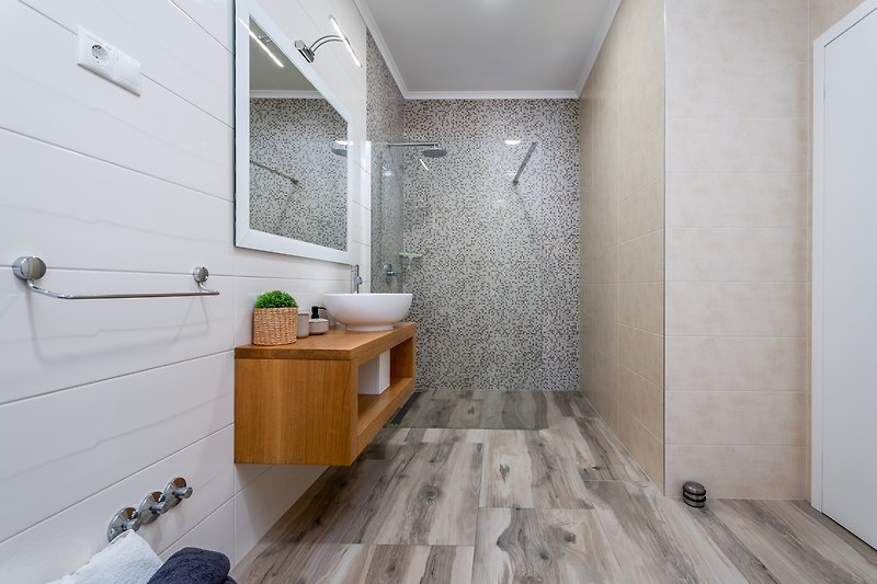 Schlafzimmer No1 mit Doppelbett 180x200cm und en-suite Badezimmer mit Dusche