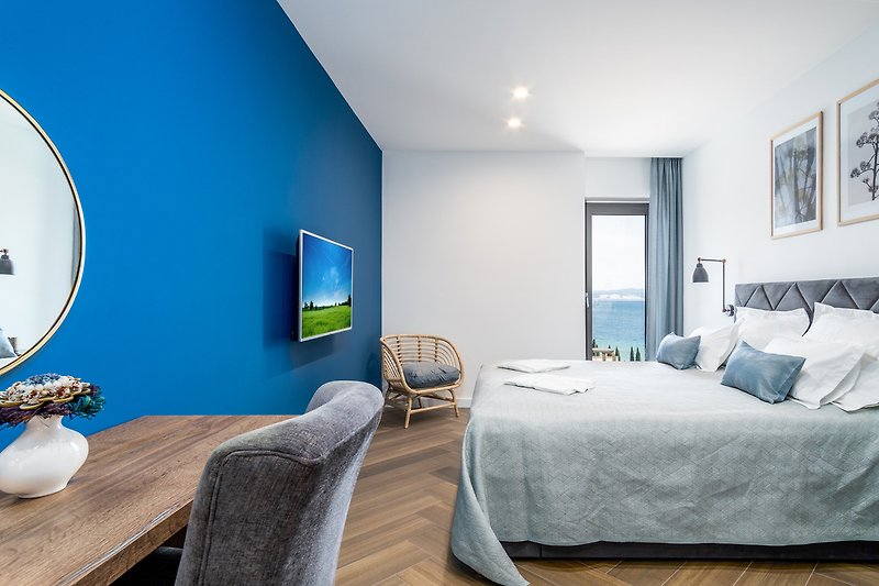 Schlafzimmer Nr. 2 mit Kingsize-Bett 180 x 200 cm, TV, Klimaanlage, Badezimmer mit Dusche, Balkon