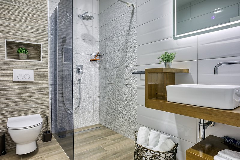 En-suite bathroom with shower (Bedroom No2)