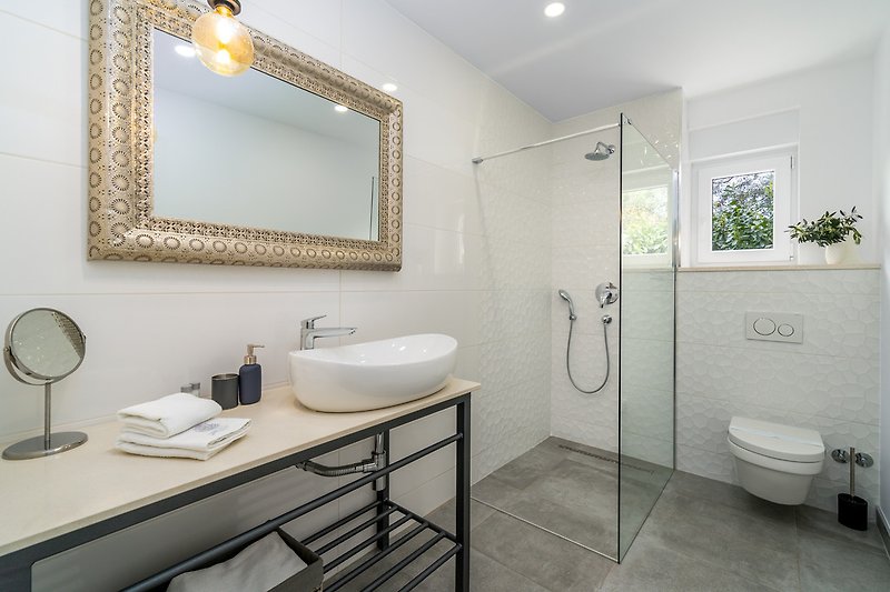 Family bathroom with shower in bedroom No.4