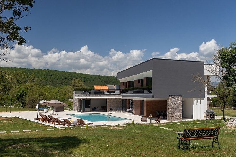 Stilvolle und luxuriöse Privatvilla auf einem 5.500 m² großen Grundstück in natürlicher Umgebung in der Gegend von Sinj