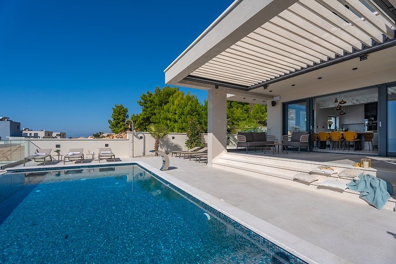 Villa Princess Korina is located only 8km away from the center of the famous town Split